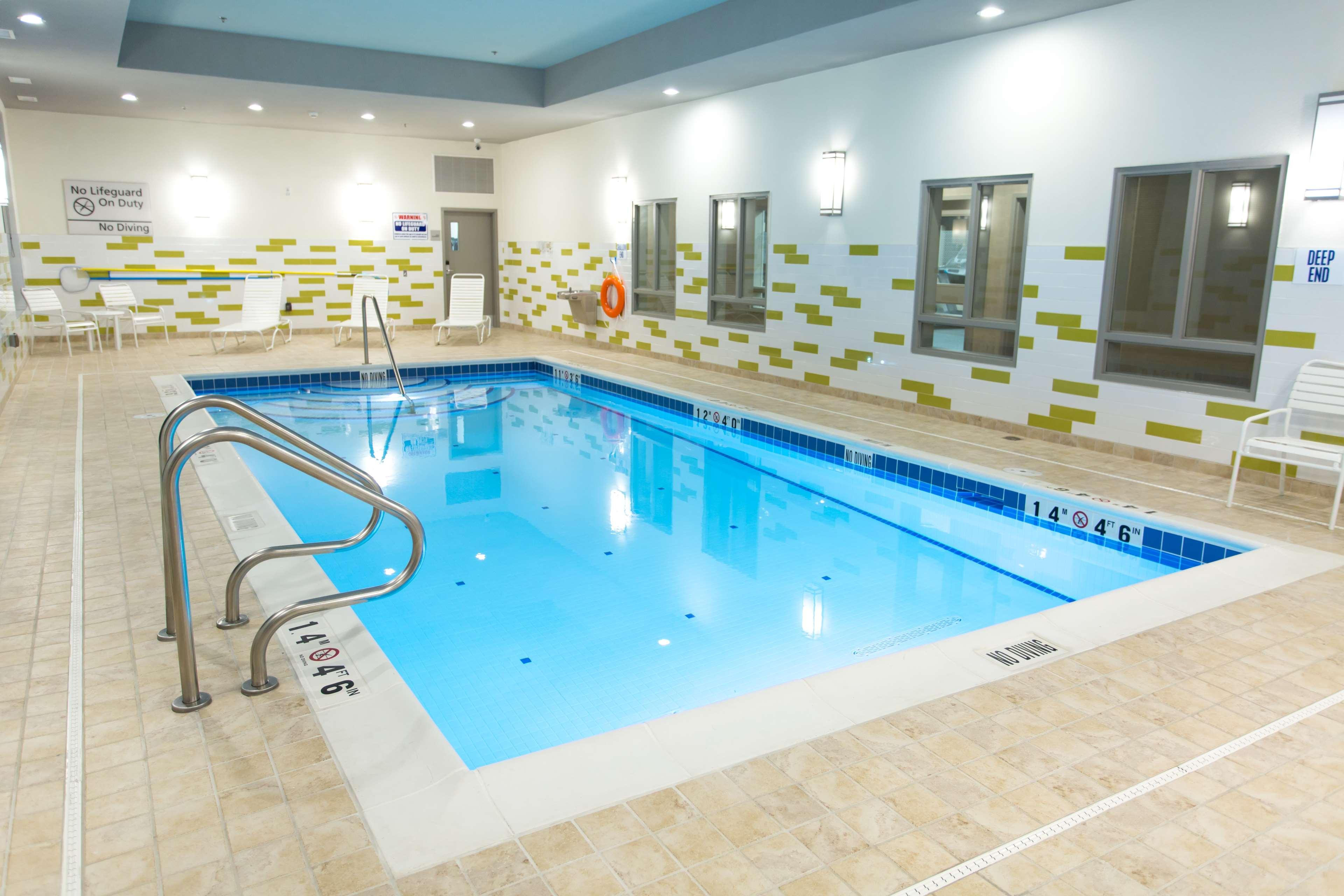Hampton Inn By Hilton Lloydminster Bagian luar foto