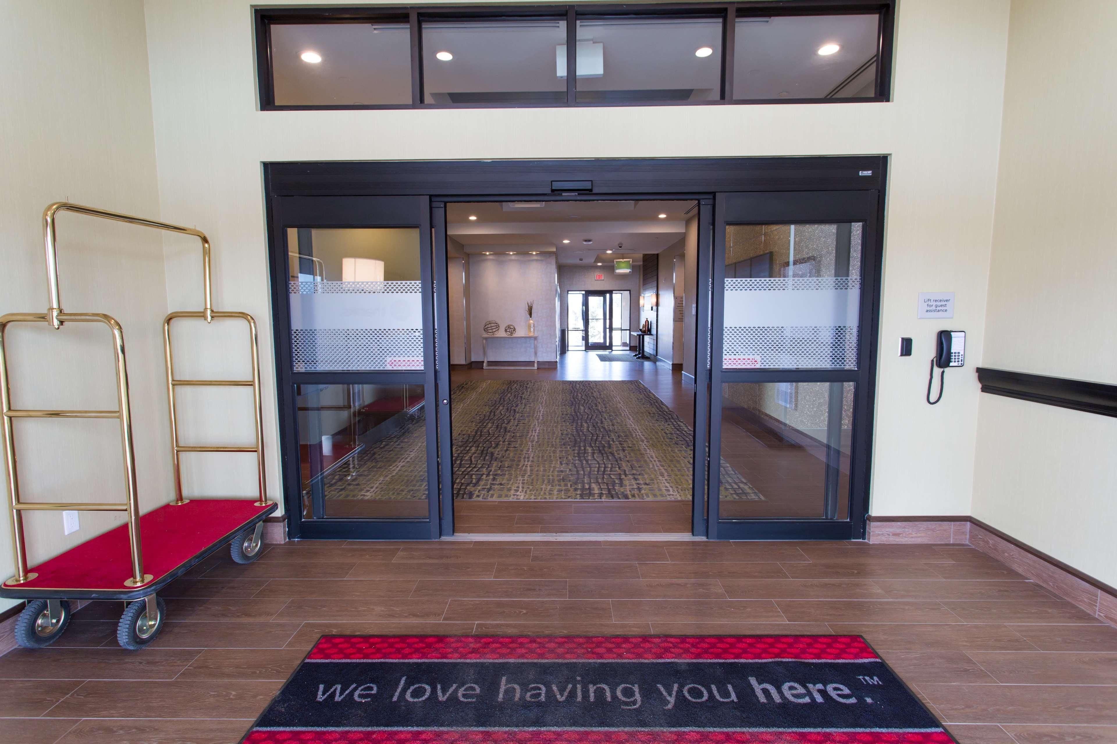 Hampton Inn By Hilton Lloydminster Bagian luar foto