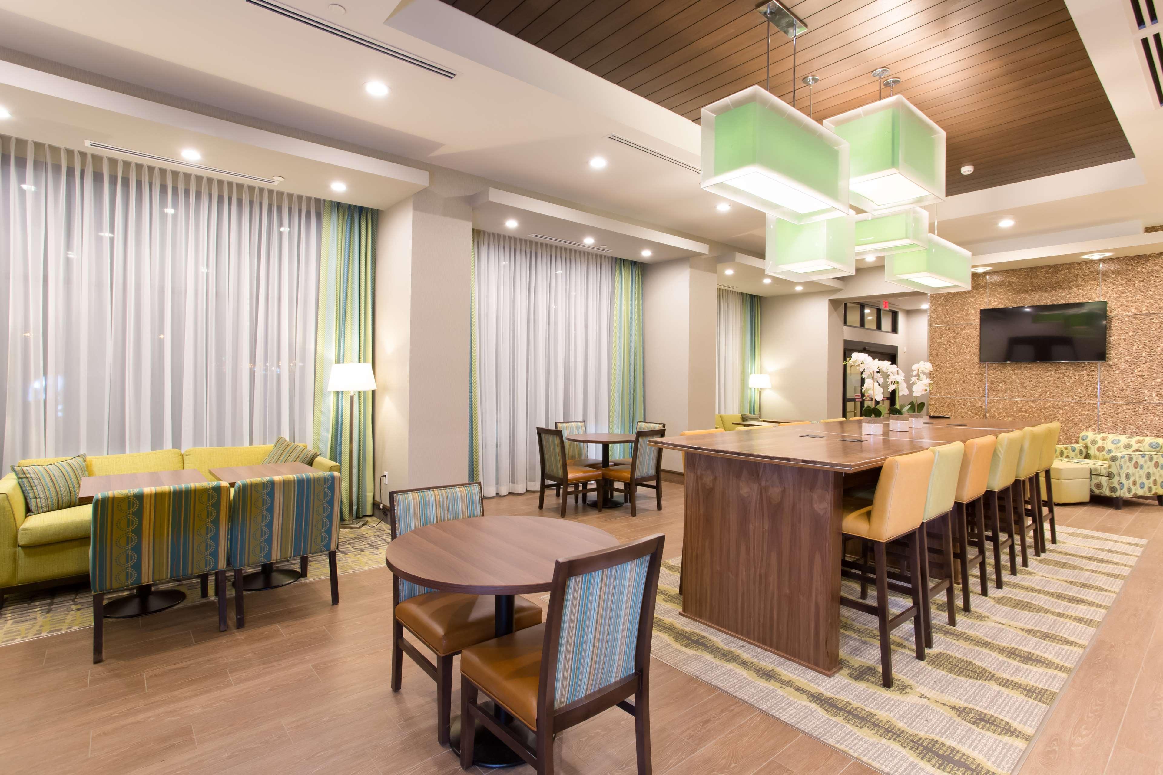 Hampton Inn By Hilton Lloydminster Bagian luar foto