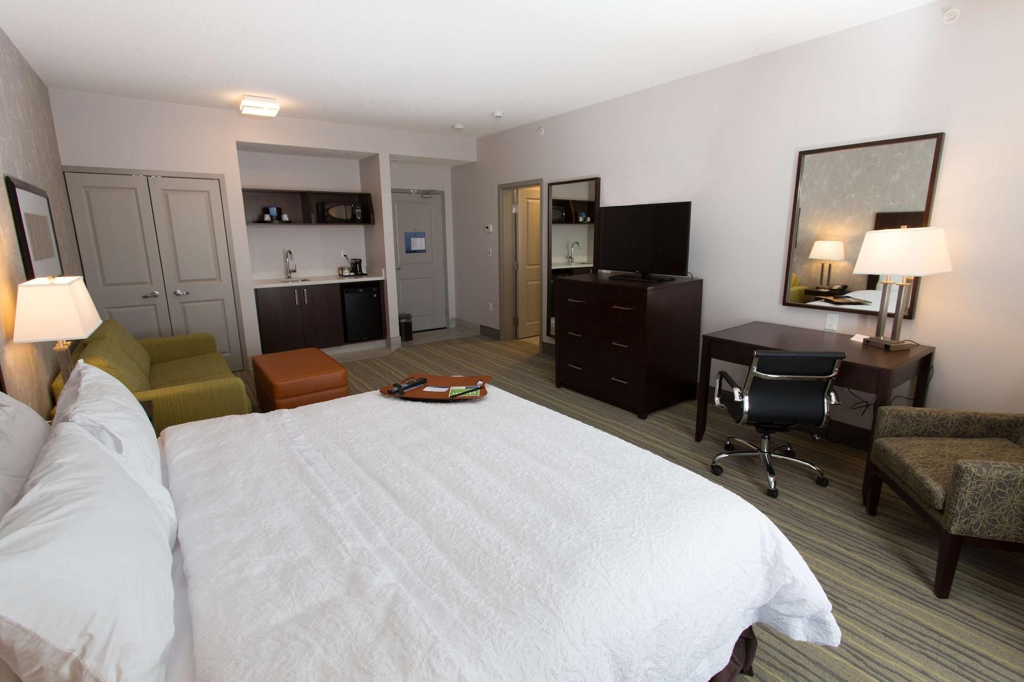 Hampton Inn By Hilton Lloydminster Bagian luar foto