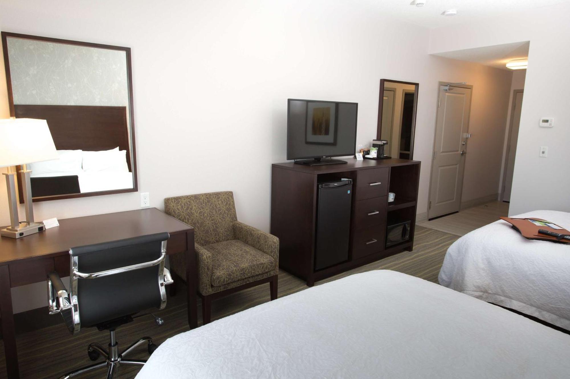 Hampton Inn By Hilton Lloydminster Bagian luar foto