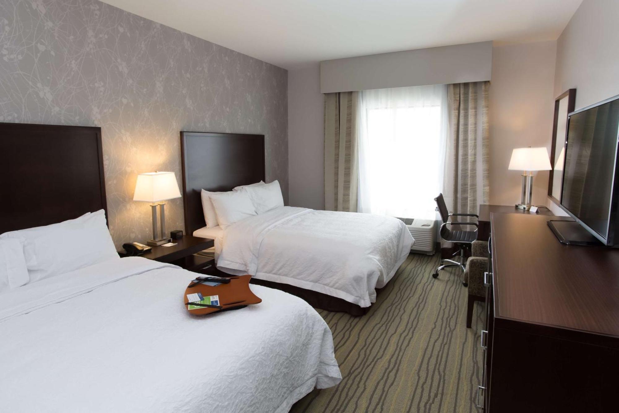 Hampton Inn By Hilton Lloydminster Bagian luar foto