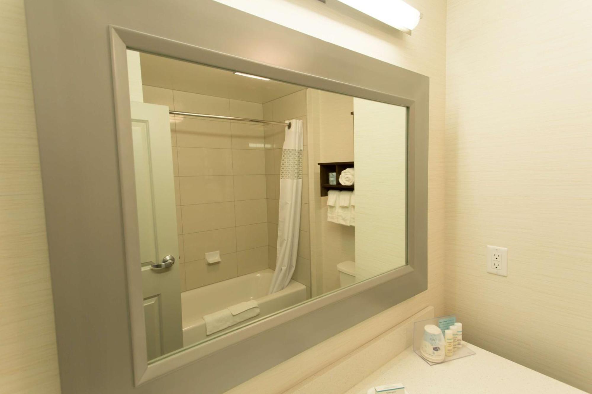 Hampton Inn By Hilton Lloydminster Bagian luar foto