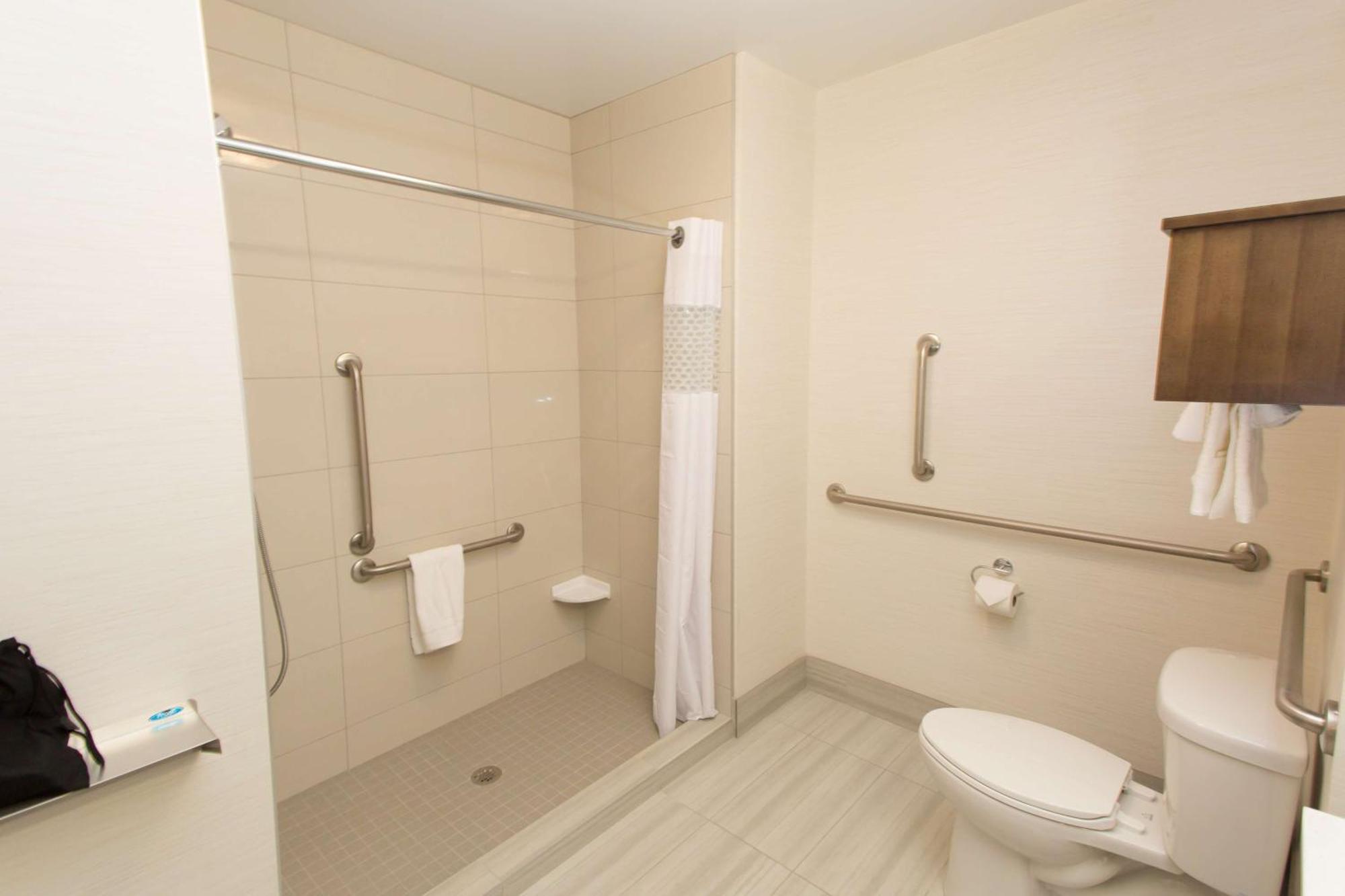 Hampton Inn By Hilton Lloydminster Bagian luar foto