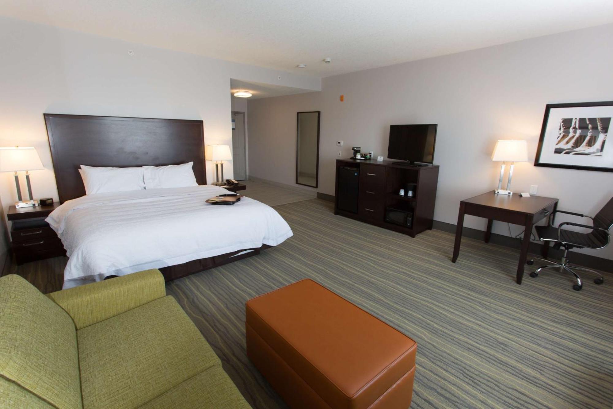 Hampton Inn By Hilton Lloydminster Bagian luar foto