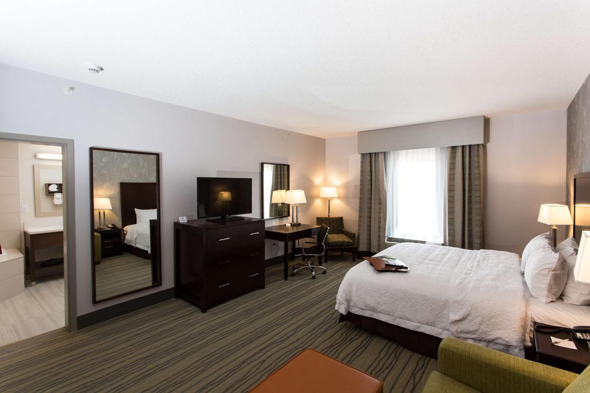 Hampton Inn By Hilton Lloydminster Bagian luar foto