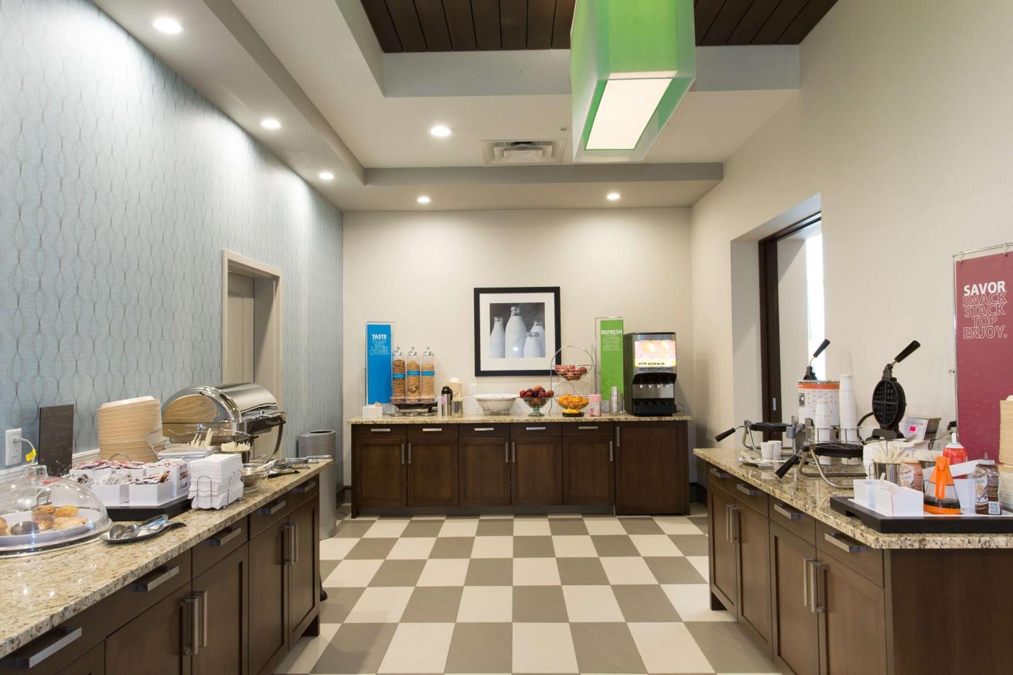 Hampton Inn By Hilton Lloydminster Bagian luar foto
